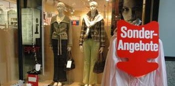 Czerwone tablice informujące o przecenach z napisami Sold albo Sonder Angebote rzucają się w oczy w wielu sklepach.
