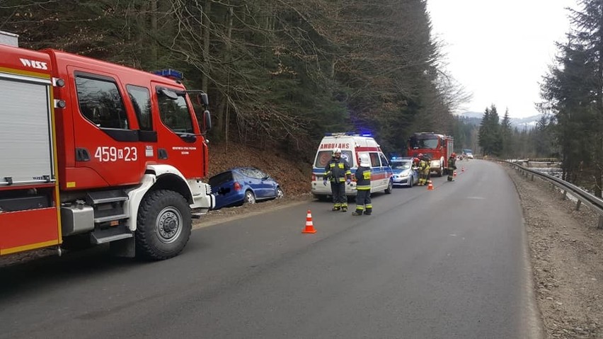 Kierowcę rozbitego mercedesa strażacy ewakuowali przez... bagażnik [ZDJĘCIA]