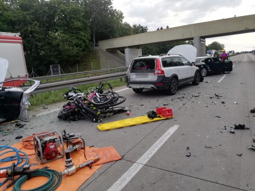 Karambol 4 aut na autostradzie A4 pod Wrocławiem. 4 osoby...