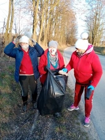 Do akcji włączyła także radna Stanisława Walasek z prawej z członkiniami Zespołu Ludowego Gorzyczany oraz z paniami  ze Stowarzyszenia "Gorzyczany z Sercem dla Ludzi".