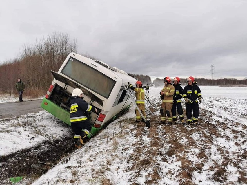 Groźna sytuacja. W Nagoszynie rejsowy autobus z 13 pasażerami zjechał z drogi do rowu [ZDJĘCIA]