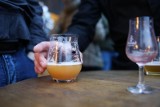 Popularność piwa bezalkoholowego rośnie. 45 proc. Polaków chętniej sięga po "zerówki" 