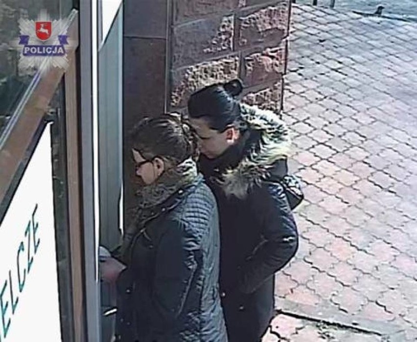 Kradzież portfela. Policja z Dęblina poszukuje dwóch kobiet