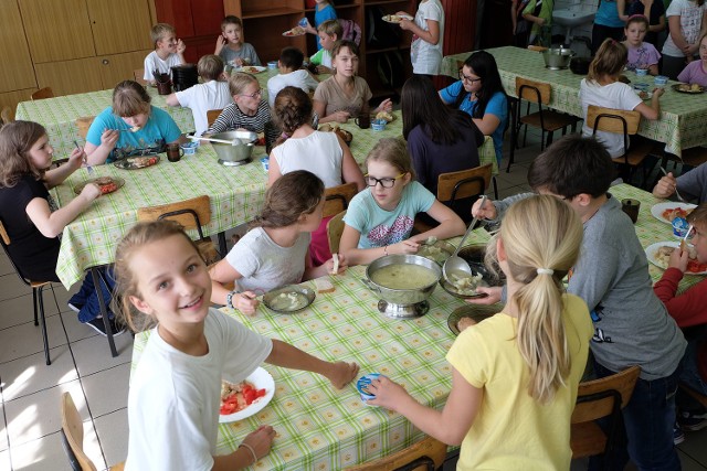 Obecnie do przyrządzania posiłków w szkolnych stołówkach soli można używać tylko w minimalnych ilościach. Jednym obiady smakują, innym nie