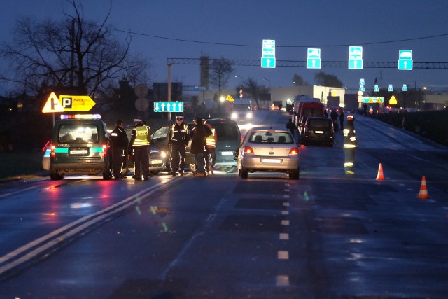 Do wypadku doszło we wtorek około godz. 4.30 w Medyce, tuż przed polsko-ukraińskim przejściem granicznym.Funkcjonariusz straży granicznej jadąc prywatnym samochodem, potrącił pieszego. - Pieszy prawdopodobnie wszedł na drogę spomiędzy samochodów - mówi nadkomisarz Marta Tabasz-Rygiel z Komedy Wojewódzkiej Policji w Rzeszowie.Kierujący, 24-letni mieszkaniec pow. przemyskiego był trzeźwy. Nic mu się nie stało. Pieszy zginął na miejscu. Policjanci ustalają jego tożsamość. To mężczyzna w wieku około 40-50 lat. Aktualizacja, godz. 13.42Na miejscu pracowali funkcjonariusze referatu ruchu drogowego pod nadzorem prokuratora i biegłego z zakresu ruchu drogowego. - Z ich wstępnych ustaleń wynika, że kierujący jechał od strony Przemyśla w kierunku przejścia granicznego. Jadąc lewym pasem wymijał się z jadącym z naprzeciwka busem, wówczas poczuł uderzenie w lewy bok swojego pojazdu. Mężczyzna rozpoczął hamowanie, a gdy wyszedł z pojazdu na drodze zauważył nieprzytomnego mężczyznę. Kierujący od razu przystąpił do reanimacji - wyjaśnia sierż. szt. Marta Fac z KMP w Przemyślu.Na miejsce przybyła załoga pogotowia ratunkowego. Niestety pieszy na skutek doznanych obrażeń zmarł na miejscu. Policjanci cały czas prowadzą czynności zmierzające do ustalenia tożsamości pieszego. Ciało mężczyzny zostało zabezpieczone do badań sekcyjnych.