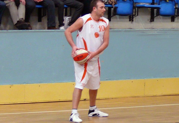 Krzysztof Dziura zdobył w meczu z MKS Limanowa 14 punktów.