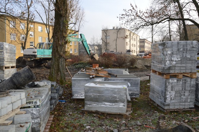 Podwórko przy ulicy Dmowskiego to teraz duży plac budowy, zakres prac jest tak duży, że roboty potrwają do przyszłego roku