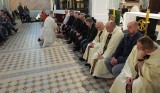 Liturgia Wieczerzy Pańskiej u dominikanów w Tarnobrzegu. Było bardzo uroczyście, przeor klasztoru niczym Chrystus obmywał stopy (ZDJĘCIA)