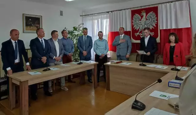 Hubert Czubaj (trzeci od prawej), burmistrz Głowaczowa złożył ślubowanie na pierwszej sesji Rady Miejskiej nowej kadencji. Więcej zobacz na kolejnych slajdach >>>
