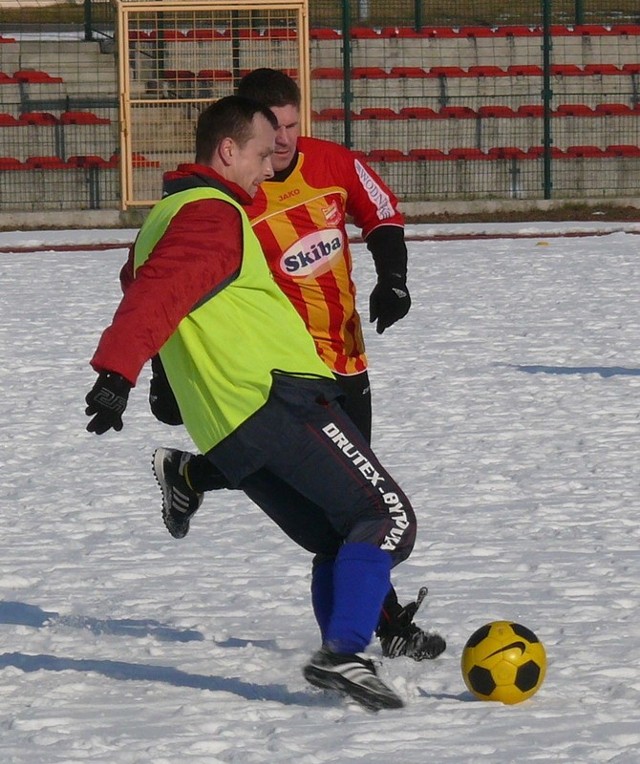Uderza piłkę Dariusz Kasperowicz.