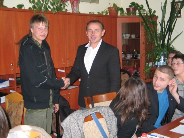 Przewodniczącym Młodzieżowej Rady Miasta Tarnobrzega został Paweł Michalczuk. Gratulacje składa Dariusz Kołek, przewodniczący dorosłej Rady Miasta Tarnobrzega.