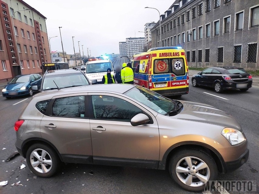 Na ulicy Nysy Łużyckiej w Opolu zderzyły się dwa samochody