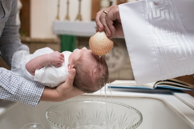 Nie każdy może zostać rodzicem chrzestnym. Diecezja płocka wprowadziła nowe przepisy dot. kandydatów do tej roli.