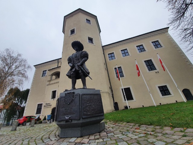 Pomnik Bogusława X Pomnik księcia Bogusława X znajduje się na dziedzińcu Zamku Książąt Pomorskich w Słupsku. Odsłonięcie pomnika odbyło się 12 września 2010 roku na dziedzińcu Zamku Książąt Pomorskich.
