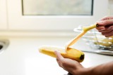 Które produkty zawierają więcej potasu niż banany? Niedobór tego pierwiastka może powodować zaparcia i skurcze. Jak go uzupełnić?
