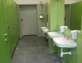 Nowe łazienki w Szkole Podstawowej nr 22 w Sosnowcu. Uczennice mogą korzystać z trzech kolorowych sanitariatów 