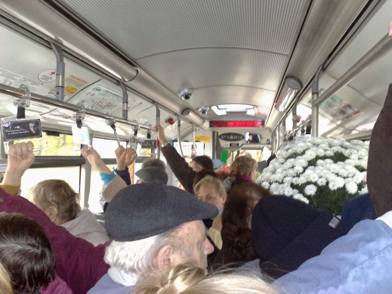 W gorzowskich autobusach jadących na cmentarz jest spory...