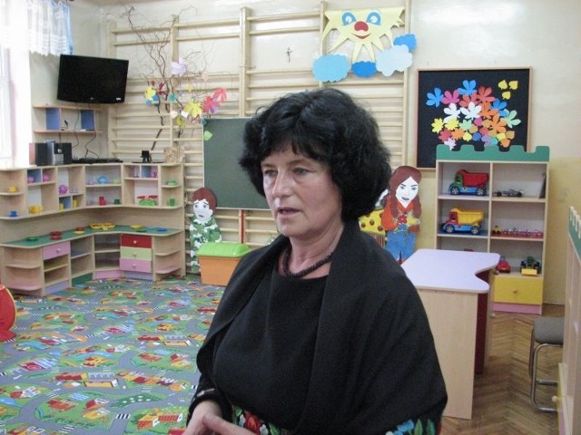 Danuta Jarosz pokazuję salę grupy pięciolatków w klecza-nowskim przedszkolu.