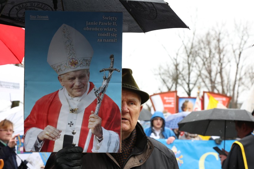 Marsz papieski idzie ulicami Krakowa. To symboliczna trasa