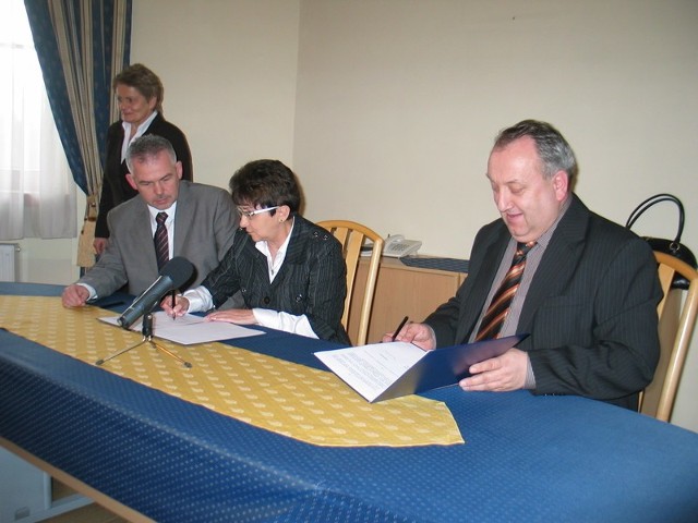 Porozumienie podpisywali wiceprezes Letii Piotr Urbaniak, prezes Lidia Ciesielska i rektor PWSZ Stanisław Czaja.