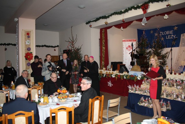 Około 300 osób uczestniczyło w spotkaniu wigilijnym zorganizowanym przez Caritas Diecezji Toruńskiej. Podopieczni Caritas mieli okazję podzielić się opłatkiem z zaproszonymi gośćmi, m.in. biskupem Andrzejem Suskim i prezydentem Torunia Michałem Zaleskim. Michałem Zaleskim. Na początku odbyła się msza święta w kościele Maksymilian Kolbego, po czym około 300 osób uczestniczyło w koncercie kolęd Jacka Beszczyńskiego. Podczas spotkania dyrektor Caritas Diecezji Toruńskiej, Ksiądz Daniel Adamowicz tradycyjnie wręczył dwie statuetki Cor Bonum firmom zaangażowanym w działalność charytatywną: Fabryce Mebli Biurowych Wuteh S.A. i Ofercie Toruń Sp. z o.o. oraz wyróżnienie Dorocie Janc, opiekunce szkolnego koła Caritas z Gródek.