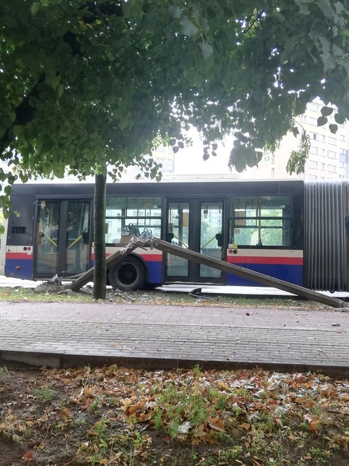Niebezpieczne zderzenie w Bydgoszczy. Autobus miejski ściął słup