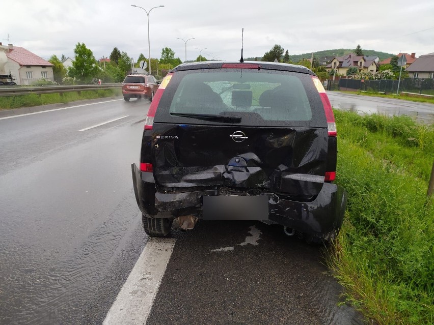 Wypadek w Zgórsku. 75-latek uderzył fordem w tył opla. Jedna osoba w szpitalu