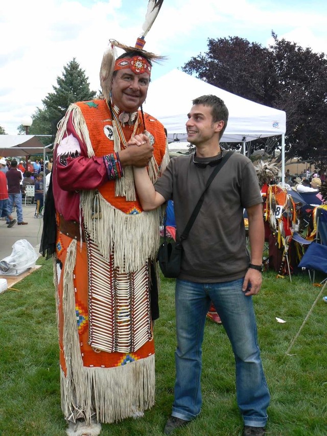 Radosław Palonka na zdjęciu z Indianinem Nawaho podczas międzyplemiennego pow-wow (zjazd plemienny)  w rezerwacie Nawahów w Farmington, w Nowym Meksyku