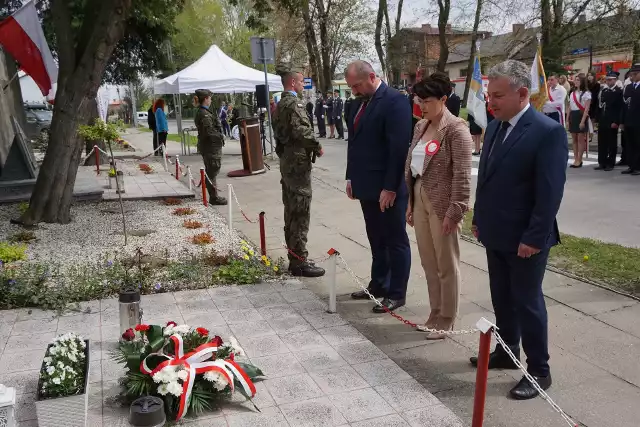 Po mszy nastąpiło złożenie kwiatów i zapalono znicze przy Murze Pamięci. Burmistrz Aleksandra Klubińska w środku. Z prawej zastępca burmistrza Mirosław Kępa. Z lewej  Remigiusz Łukawski, sekretarz miasta i gminy .