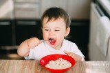 Rozszerzanie diety niemowlaka – zasady prawidłowego żywienia niemowląt. Tych błędów unikaj podczas wprowadzania nowych produktów 
