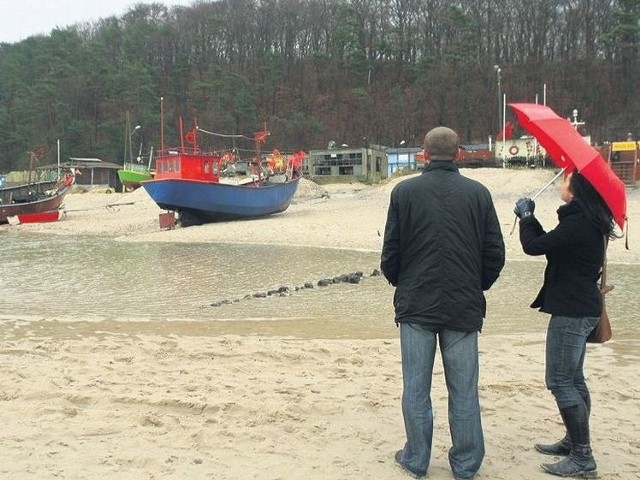 Działka przy Kawczej Górze znajduje się około 150 metrów od morza, ma widok na plażę i Bałtyk.