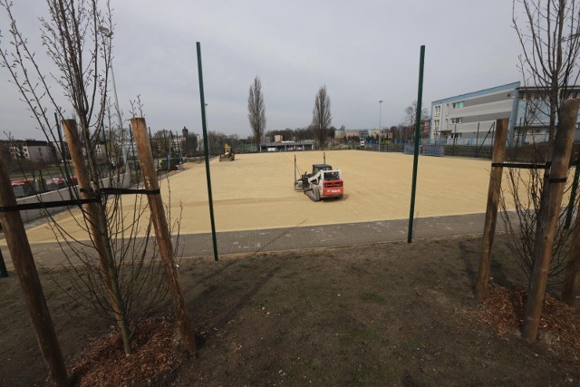 11.04.2023. Budowa boiska ze sztuczną nawierzchnią i oświetleniem obok hali MORiS przy ul. Dąbrowskiego i stadionu Ruchu Chorzów.