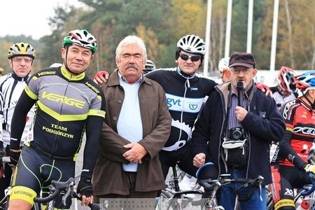 Zenon Czechowski (z lewej) na rozpoczęciu jednego z wielkopolskich wyścigów kolarskich.