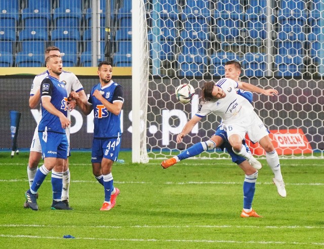 Trener Lecha Poznań, Maciej Skorża, dokonał w meczu ze Stalą Mielec przeglądu wojsk, ale to nie pomogło. Wystawił sześciu nowych zawodników w stosunku do poprzedniego meczu z Podbeskidziem Bielsko-Biała. Wszyscy najlepsi chyba zostali jednak w koszarach, bo Kolejorz strasznie się męczył z walczącą o utrzymanie Stalą, grając w żółwim tempie. Kiedy bramkę rywali wreszcie odczarował Tymoteusz Puchacz, wydawało się, że punkty zostaną w Poznaniu. "Swojak" Wasyla Krawecia i gol De Amo doprowadziły jednak do porażki z outsiderem ekstraklasy i do kolejnego wielkiego rozczarowania wśród fanów Kolejorza. To, co wyprawia Lech w tym sezonie przechodzi ludzkie pojęcie... Zobaczcie oceny piłkarzy Lecha Poznań za mecz ze Stalą Mielec --->