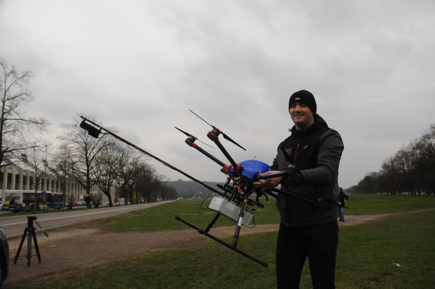 Kraków. Dron zbadał skład dymu z paleniska [WIDEO]