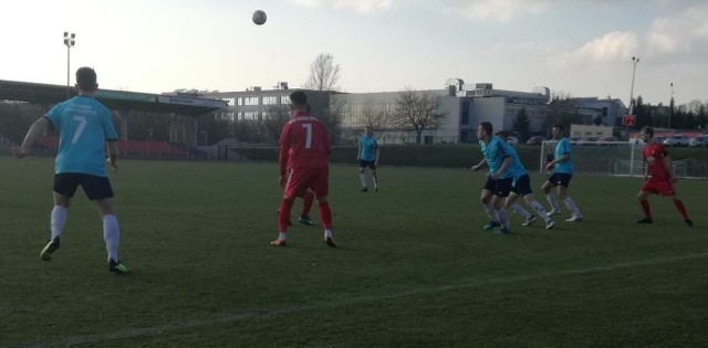 W czwartoligowym meczu Zdrój Busko-Zdrój wygrał z Hetmanem Włoszczowa 1:0. Zdrój Busko-Zdrój - Hetman Włoszczowa 1:0 (1:0)Bramka: Jan Kowalski 26.Zdrój: Szcześniak - Radwański, Sinkiewicz, Pietras, Florczyk - Jaśkiewicz, Zawierucha, Papros (88. Bracisiewicz), Kowalski, Bandura - Gębalski (60. Ciepliński).Hetman: Dyras - Wroński, Chuptyś, Jarmuda, M. Małek - Walasek, G. Małek, Samek (63. Piotrowski), Kubicz (63. Gwóźdź), Winckowicz (80. Sornat) - Krzysztofik.Zwycięską bramkę w 26 minucie zdobył Jan Kowalski. Goście mieli o to pretensje, tłumacząc, że sędzia boczny pokazał spalonego, a główny uznał bramkę.Od 84 minuty Hetman grał w dziesiątkę, ponieważ czerwona kartkę otrzymał Łukasz Piotrowski.-Wymęczone zwycięstwo. Hetman postawił trudne warunki. Po przerwie goście rzucili się do odrabiania strat, raz Szcześniak dobrze interweniował. My też mieliśmy okazje, między innymi Adam Zawierucha, Janek Kowalski sam na sam i Kuba Jaśkiewicz. Nie uspokoiliśmy sytuacji i do końca była nerwówka - powiedział Tomasz Kiciński, trener Zdroju.(dor)