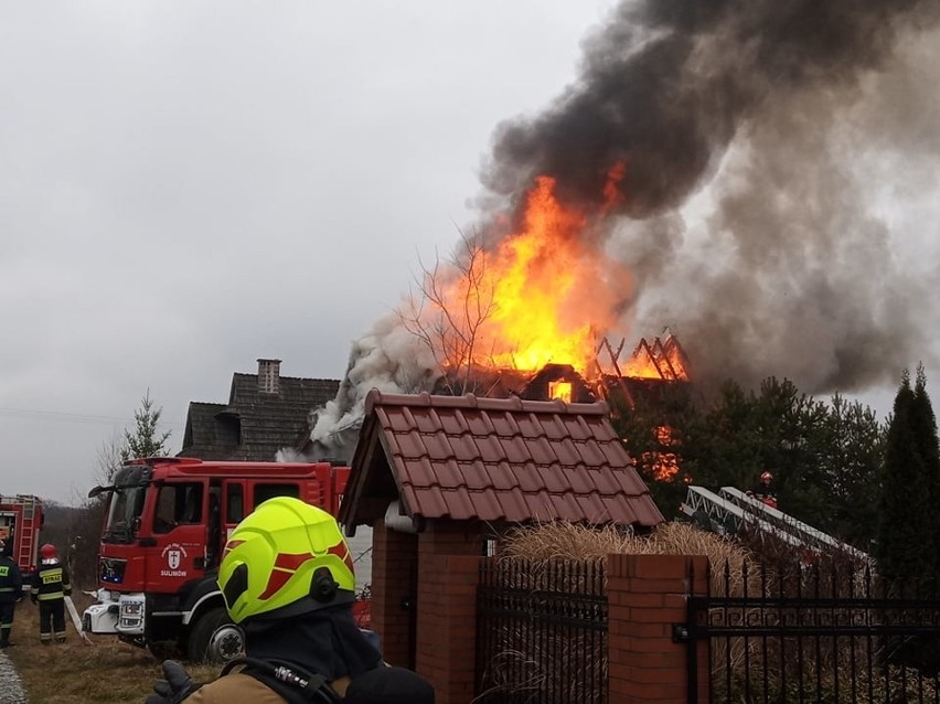 Pożar domu jednorodzinnego w Kotowicach pod Wrocławiem. Strażacy w akcji 