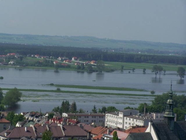 Tak wygląda teren pomiędzy Pińczowem, a Skrzypiowem po nawalnych deszczach i wylewach Nidy. Teren jest sukcesywnie zalewany. Według planów władz gminy Pińczów miałby powstać tam ogromny zbiornik retencyjny.