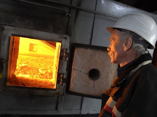 Henryk Borzyszkowski, kierownik kotłowni Sydkraftu, specjalnie dla fotografujących otworzy drzwi do pieców, które grzeją wodę płynącą do mieszkań słupszczan.