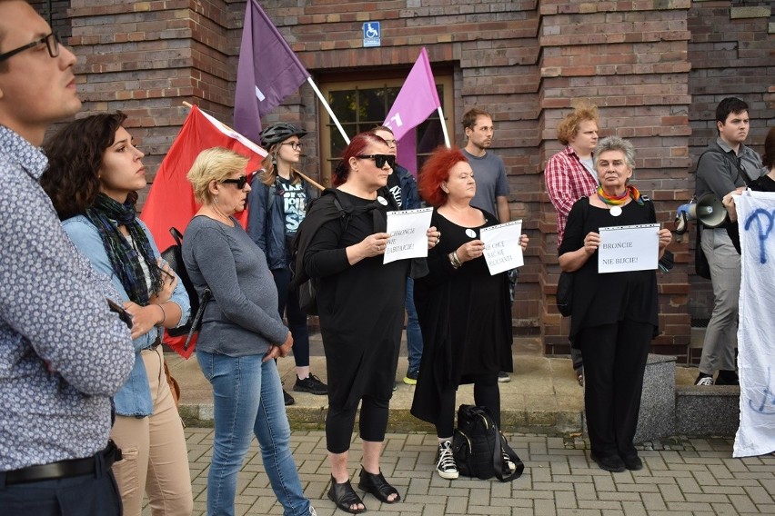 Wrocław: Protest pod komendą policji. “Hańba” i “bandyci” skandowali protestujący [ZDJĘCIA]