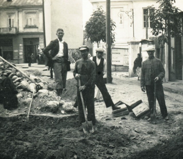 Po położeniu kanalizacji na ulicy Kilińskiego pojawiła się granitowa kostka. 1937 rok. Ze zbiorów Muzeum Podlaskiego w Białymstoku.