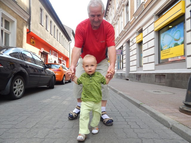 Jeśli pomysł przejdzie, będę mógł swobodniej chodzić po ulicach z wnukiem - mówi Ryszard Majewski z centrum. W czwartek spacerował z rocznym Mateuszem po ul. Pionierów.