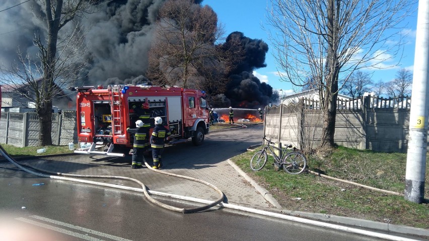 Pożar zakładu przetwórstwa w Mokrzeszy...