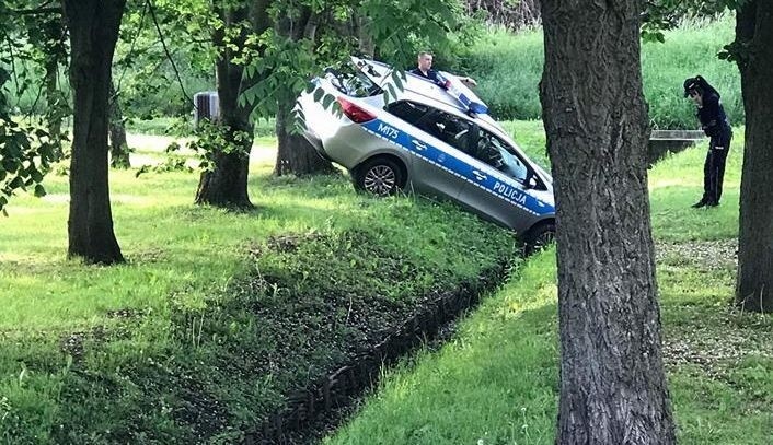 Policjanci jechali przez park na interwencję.