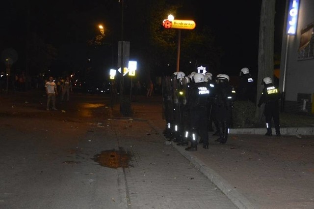 Zamieszki przed komendą policji w Miliczu