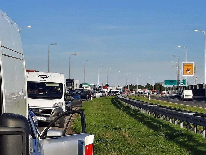 Jastków: Dramatyczny wypadek na drodze S12. Zablokowana trasa z Lublina do Warszawy. Utworzył się kilkukilometrowy korek