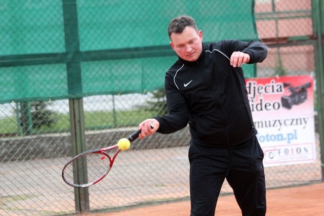 Jordan Czapski wygrał kolejne tenisowe zawody na kortach przy ulicy Hallera.