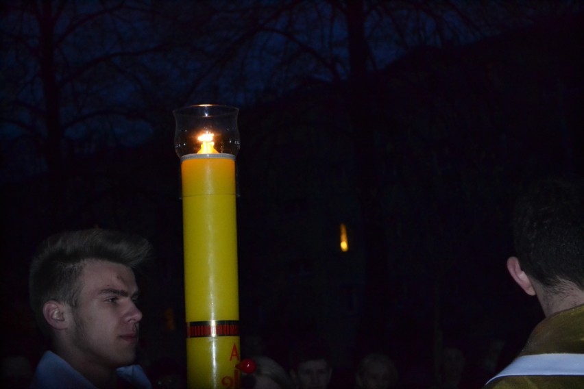 Liturgia Wigilii Paschalnej: święcenie ognia w Myszkowie ZDJĘCIA