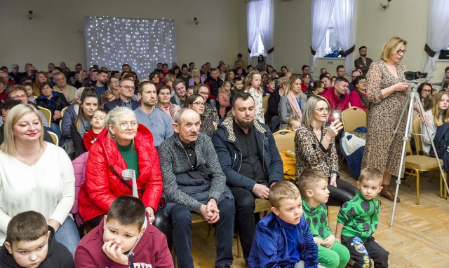 W papowskim Gminnym Ośrodku Kultury był spektakl, zabawy animacyjne, dotarł też św. Mikołaj