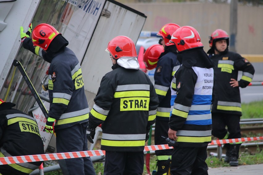 Kraków. Zderzenie samochodu dostawczego z tramwajem, ranny motorniczy [ZDJĘCIA]